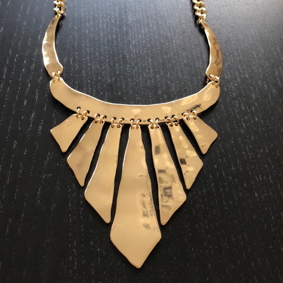 Jewelry - ❤️Beautiful Gold Necklace and Earrings Set❤️
